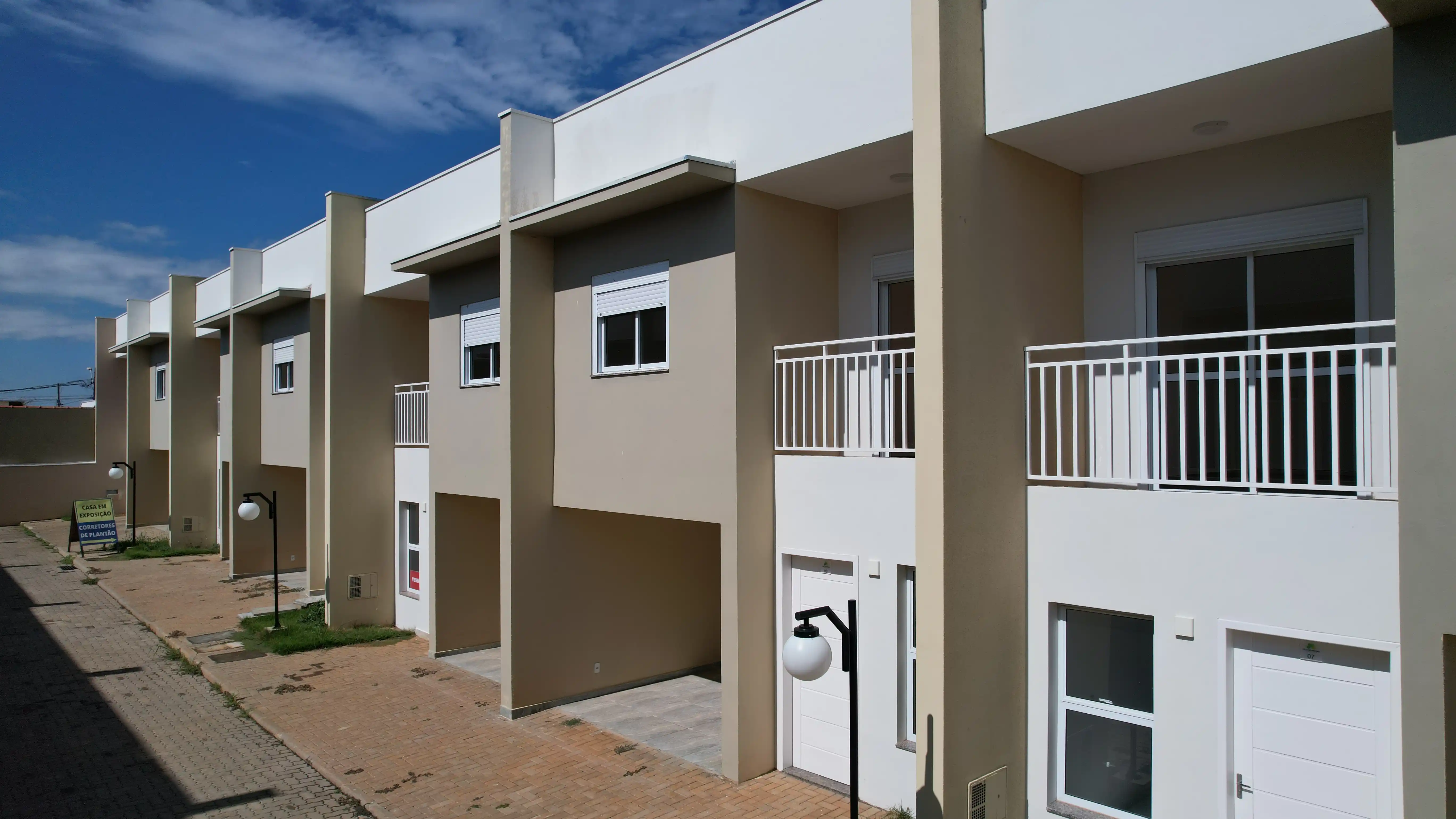 Fachadas dos sobrados com garagem coberta